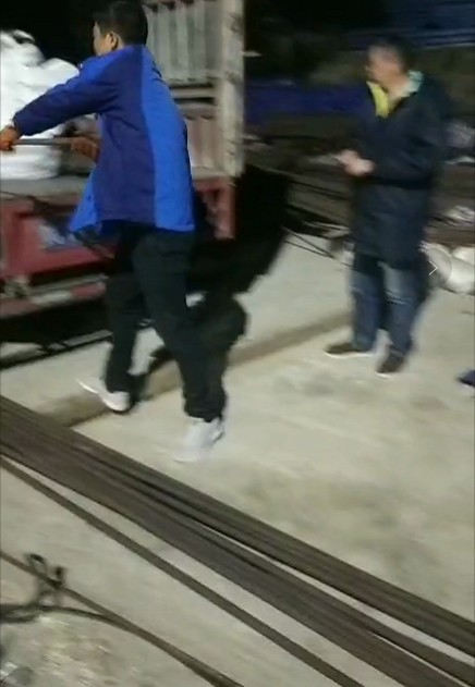 25精轧螺纹钢筋卸货.jpg 25精轧螺纹钢筋卸货.jpg