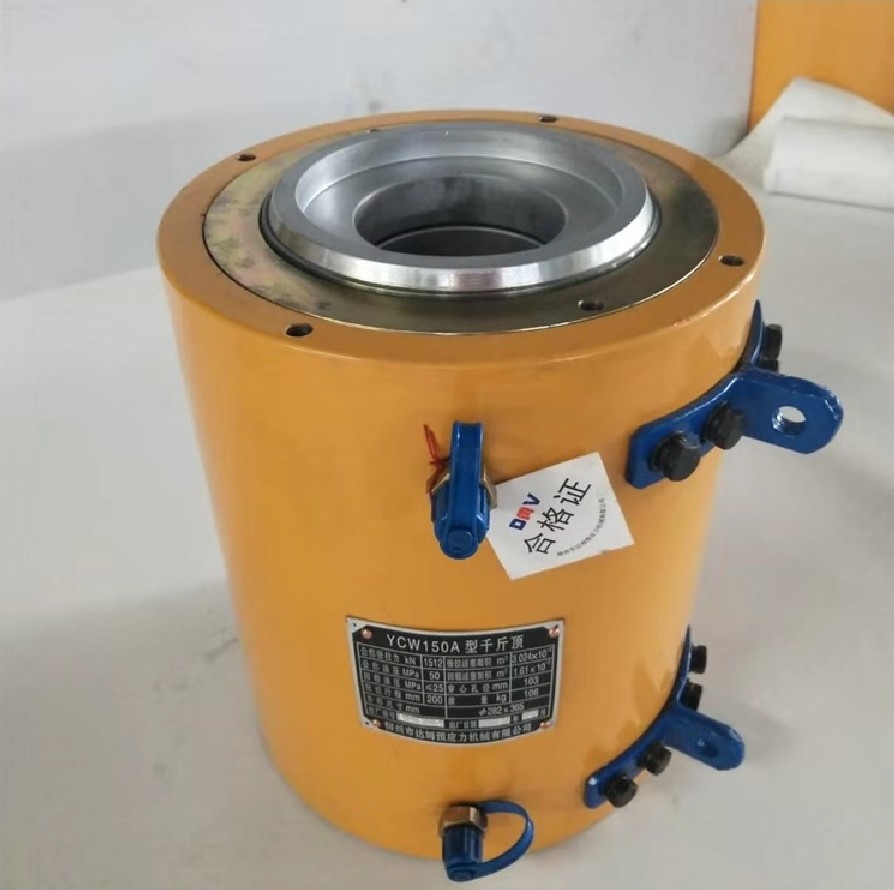 150吨千斤顶.jpg 150吨千斤顶.jpg